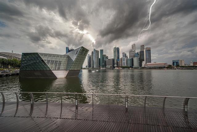 Singapur ist die gewitterreichste Gegend auf der Welt. Die Gewitter sind so stark, dass die Blitze manchmal für Sekunden am Himmel stehen. An zweiter Stelle steht Panama.